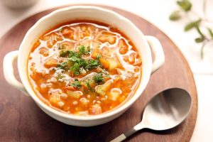 soup, vegetable soup, minestrone, minestrone style, food, lentil, beans, carrots, onion, potato, bacon, tomato soup, tomato base, parsley, soup plate, dish, soup bowl, mint, peppermint